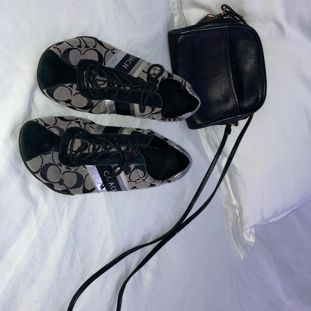 Signature coach shoes in great condition. Sz 8.5